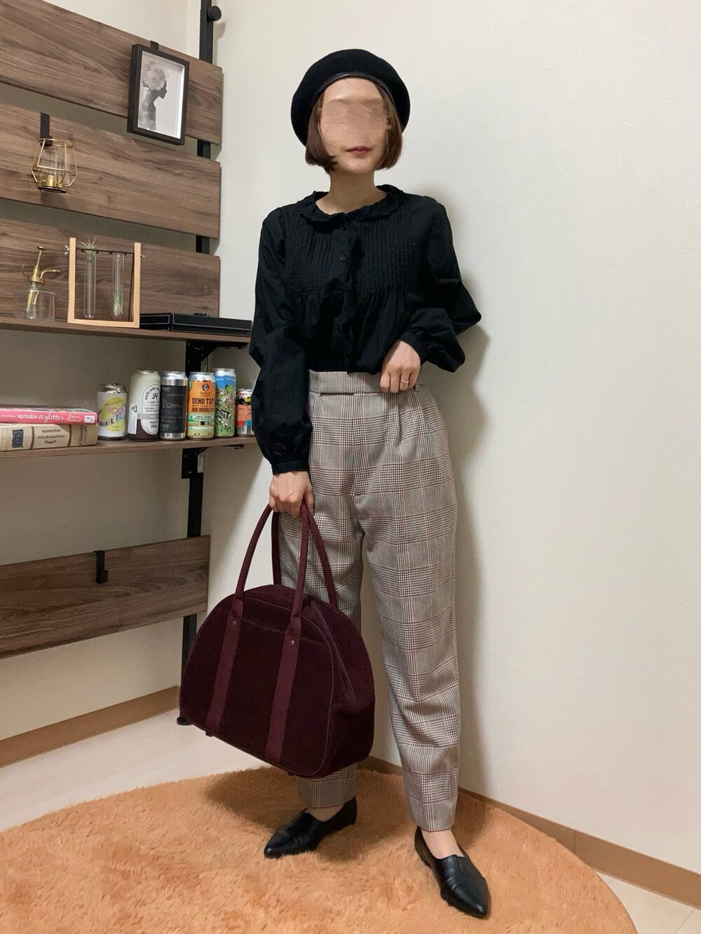 ブラック系のシャツ/ブラウス、その他のその他パンツ、ブラック系のパンプスを着用したレディースの秋コーディネートの2枚目の写真