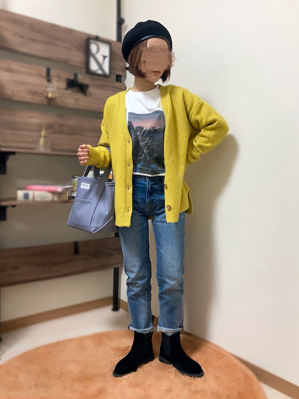 ブルー系のTシャツ/カットソー、ブルー系のデニムパンツ、パープル系のトートバッグを着用したレディースの冬コーディネートの2枚目の写真