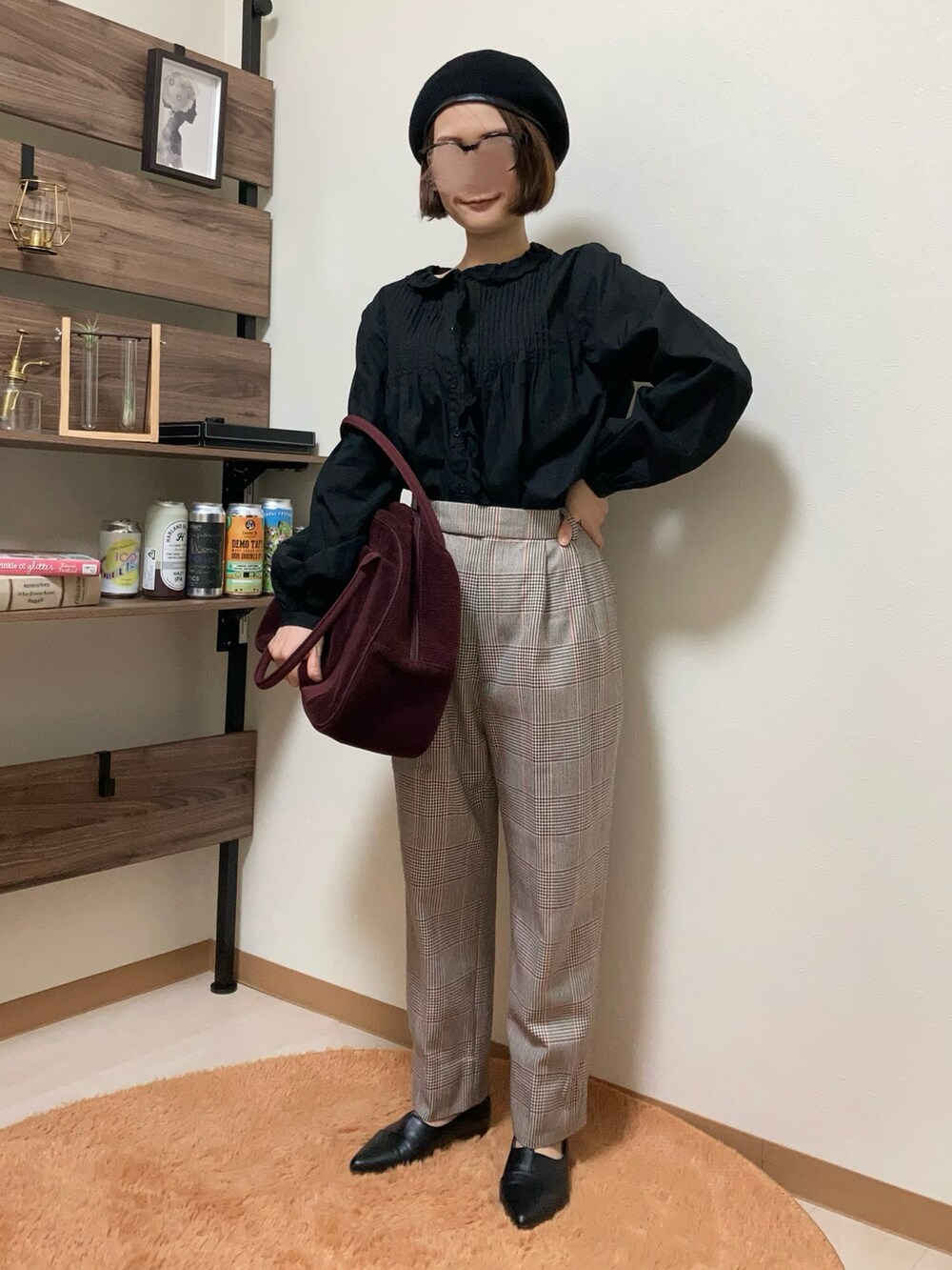 ブラック系のシャツ/ブラウス、その他のその他パンツ、ブラック系のパンプスを着用したレディースの秋コーディネートの3枚目の写真