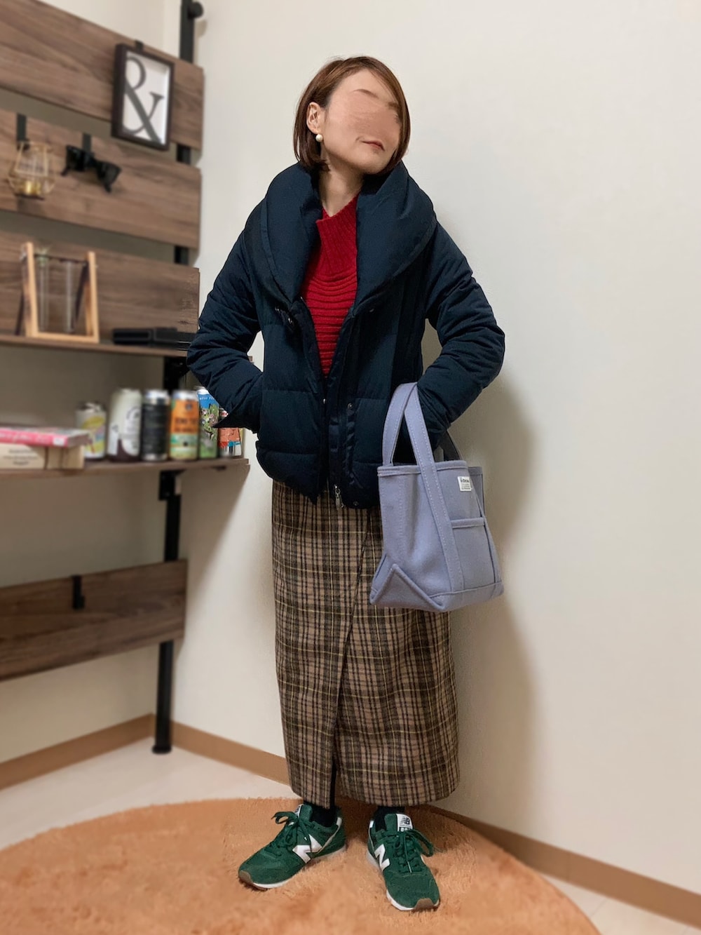 レッド系のニット/セーター、ベージュ系のスカート、パープル系のトートバッグを着用したレディースの冬コーディネートの2枚目の写真