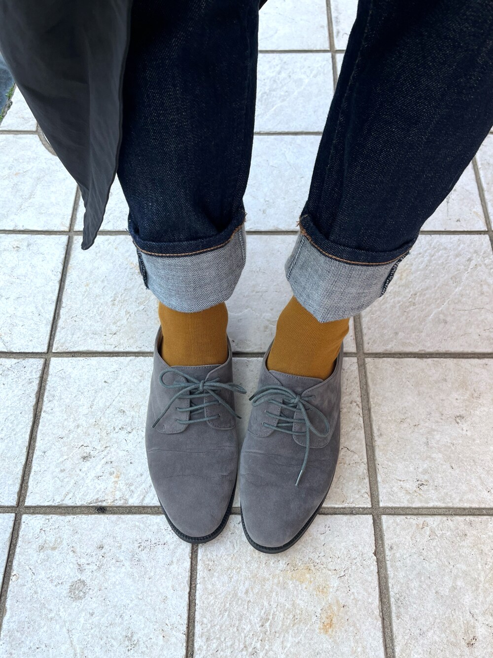 ベージュ系のカーディガン/ボレロ、ブルー系のデニムパンツ、グレー系のドレスシューズを着用したレディースの冬コーディネートの2枚目の写真