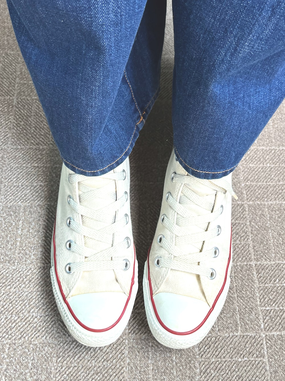 ブラック系のTシャツ/カットソー、グリーン系のブルゾン、ベージュ系のショルダーバッグを着用したレディースの春コーディネートの2枚目の写真