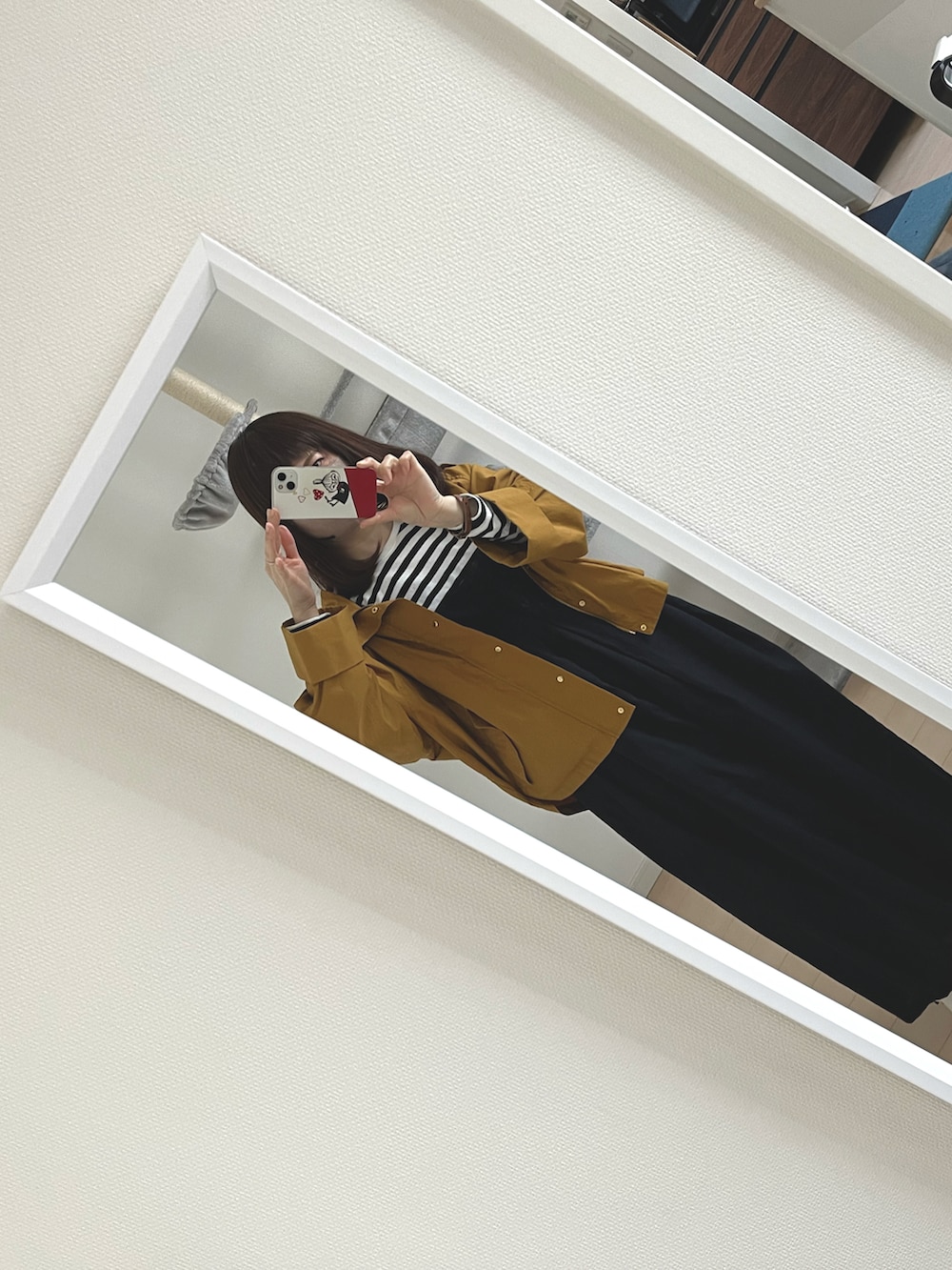 イエロー系のマウンテンパーカー、ブラック系のその他パンツ、ブラック系のTシャツ/カットソーを着用したレディースの春コーディネートの2枚目の写真