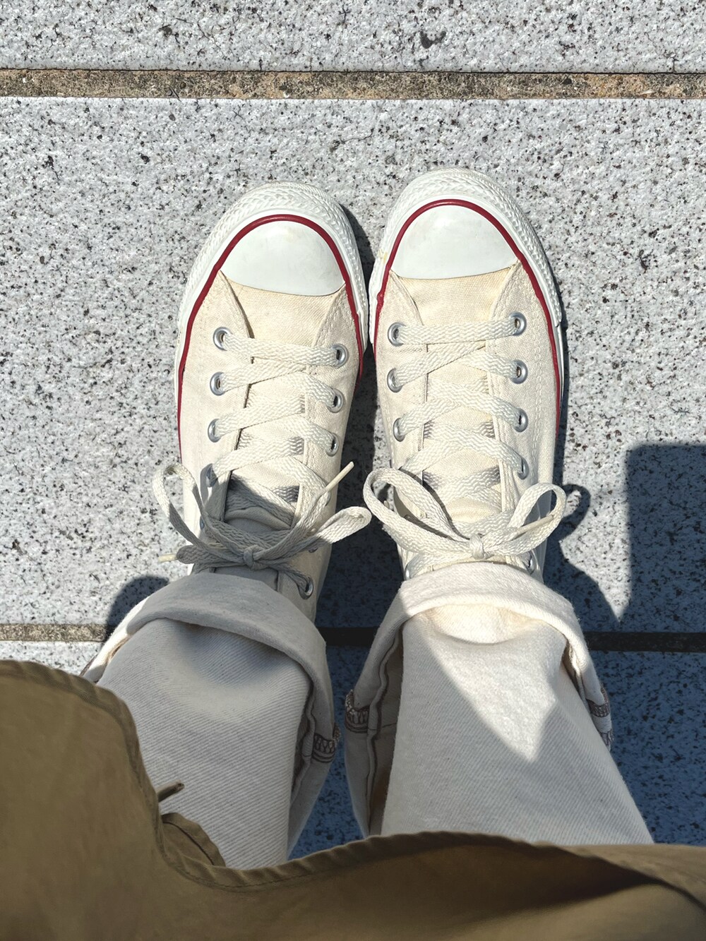 グリーン系のシャツ/ブラウス、ベージュ系のその他アウター、ホワイト系のデニムパンツを着用したレディースの春コーディネートの2枚目の写真