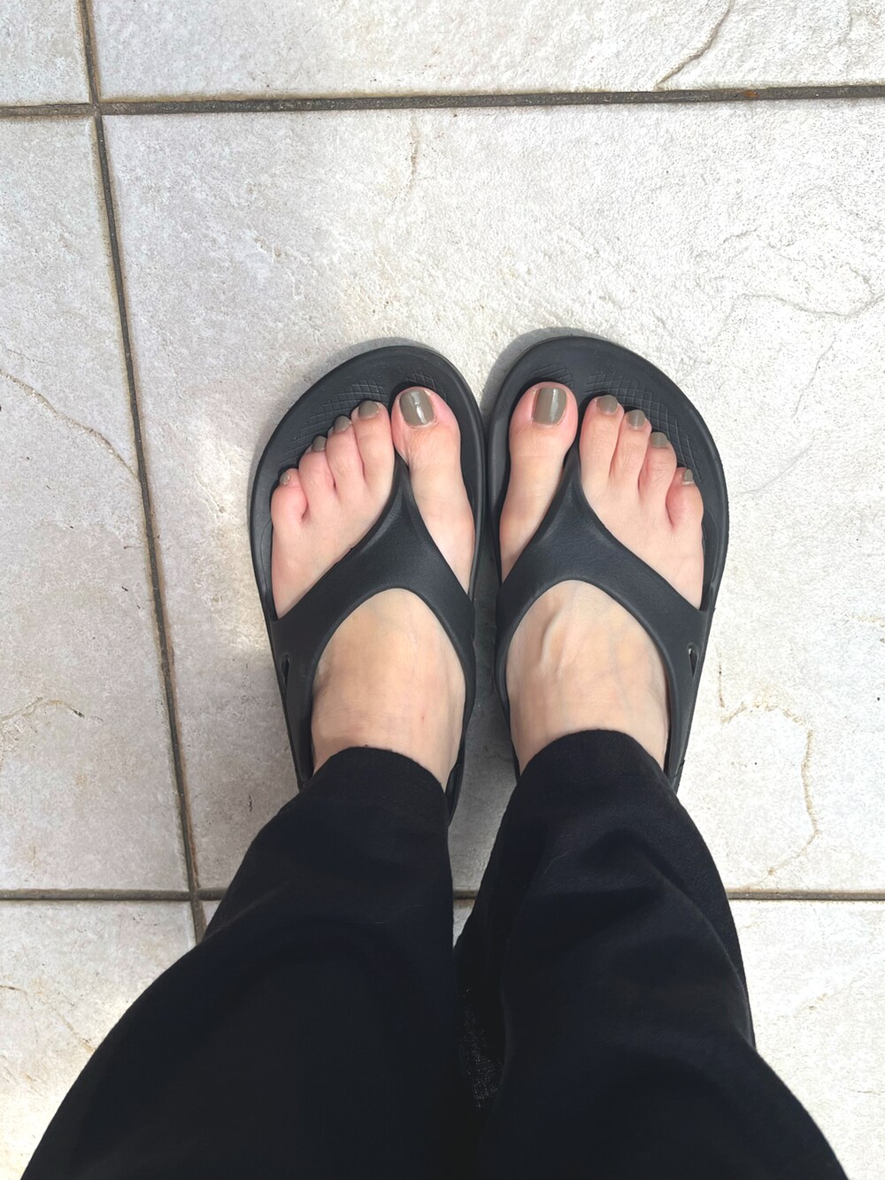 ベージュ系のバッグ、ブラック系のワンピース、ブラック系のサンダルを着用したレディースの夏コーディネートの2枚目の写真