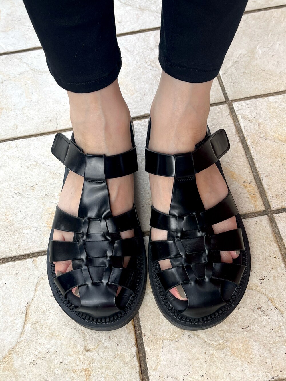 ブラック系のTシャツ/カットソー、ブラック系のパンツ、ベージュ系のバッグを着用したレディースの夏コーディネートの2枚目の写真