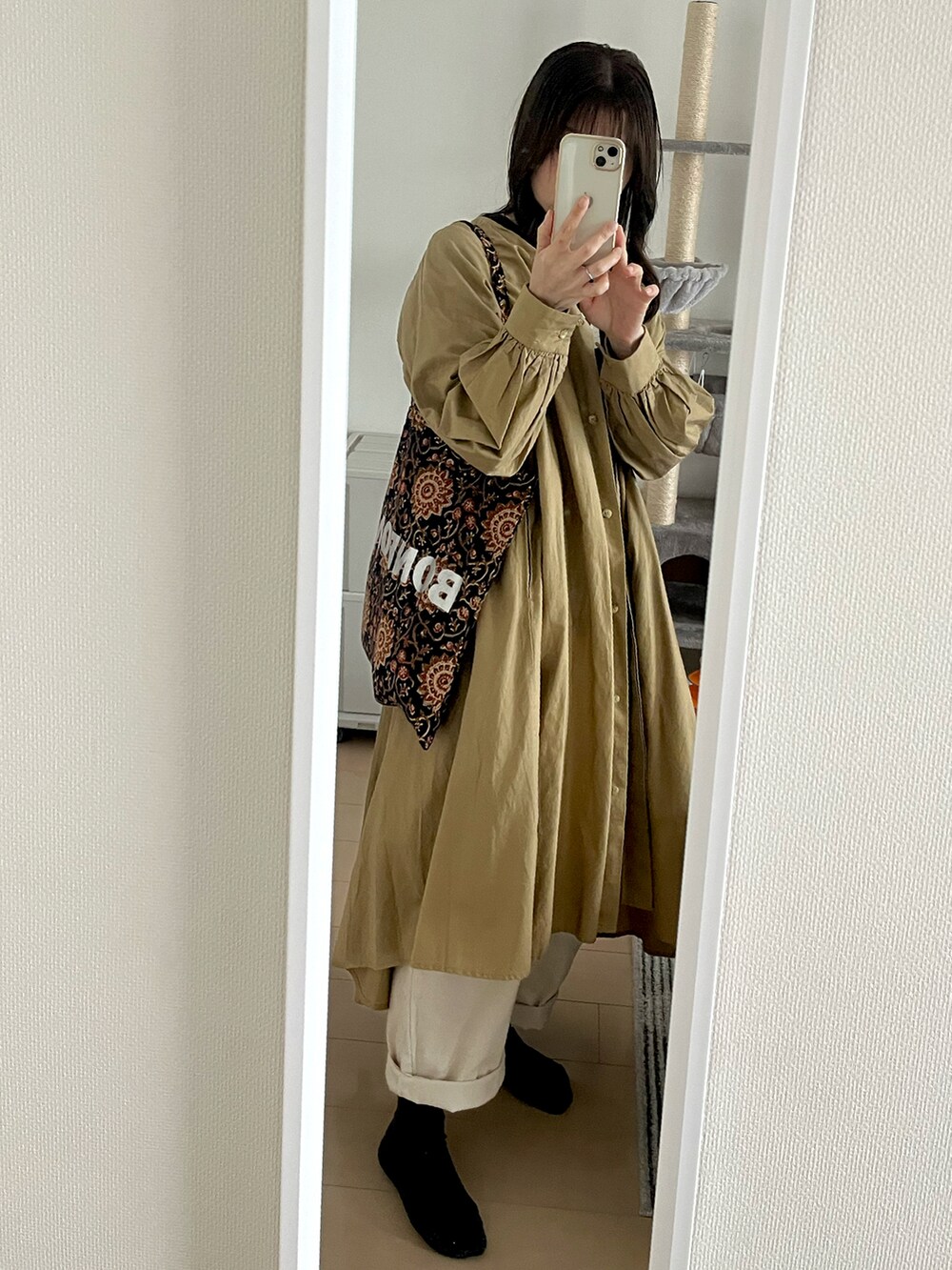 ブラック系のTシャツ/カットソー、ホワイト系のその他パンツ、ブラック系のTシャツ/カットソーを着用したレディースの春コーディネートの2枚目の写真