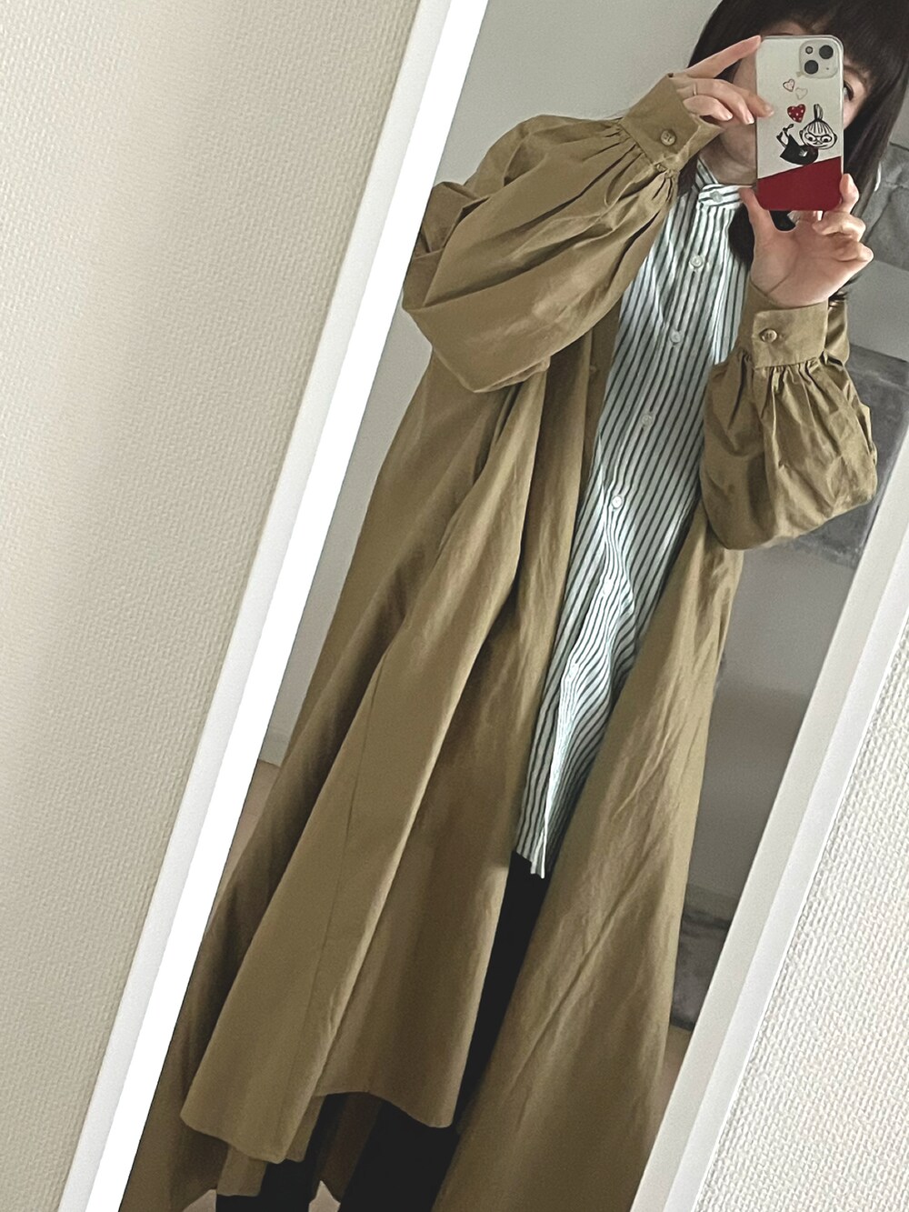 グリーン系のシャツ/ブラウス、ブルー系のデニムパンツ、ベージュ系のその他アウターを着用したレディースの春コーディネートの2枚目の写真