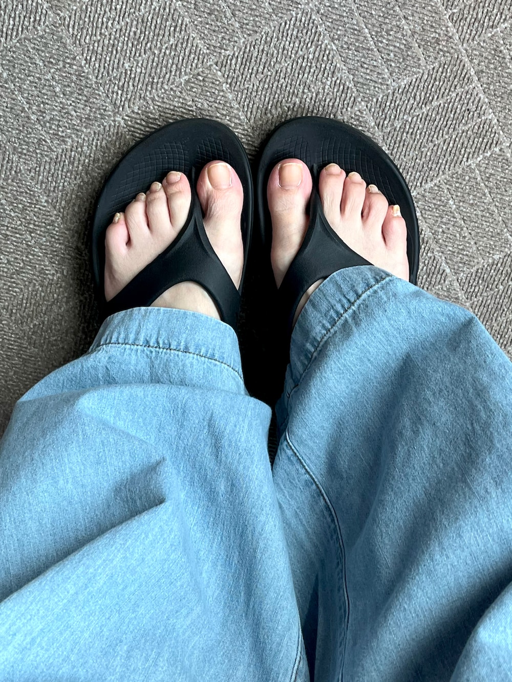 ブラック系のキャミソール、ブルー系のその他パンツ、ブラック系のサンダルを着用したレディースの夏コーディネートの2枚目の写真