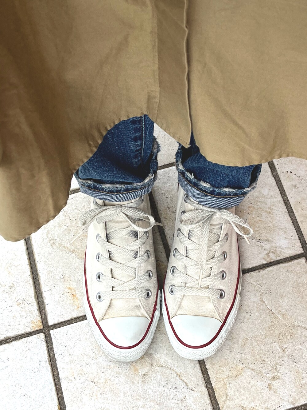 グリーン系のシャツ/ブラウス、ブルー系のデニムパンツ、ベージュ系のその他アウターを着用したレディースの春コーディネートの3枚目の写真