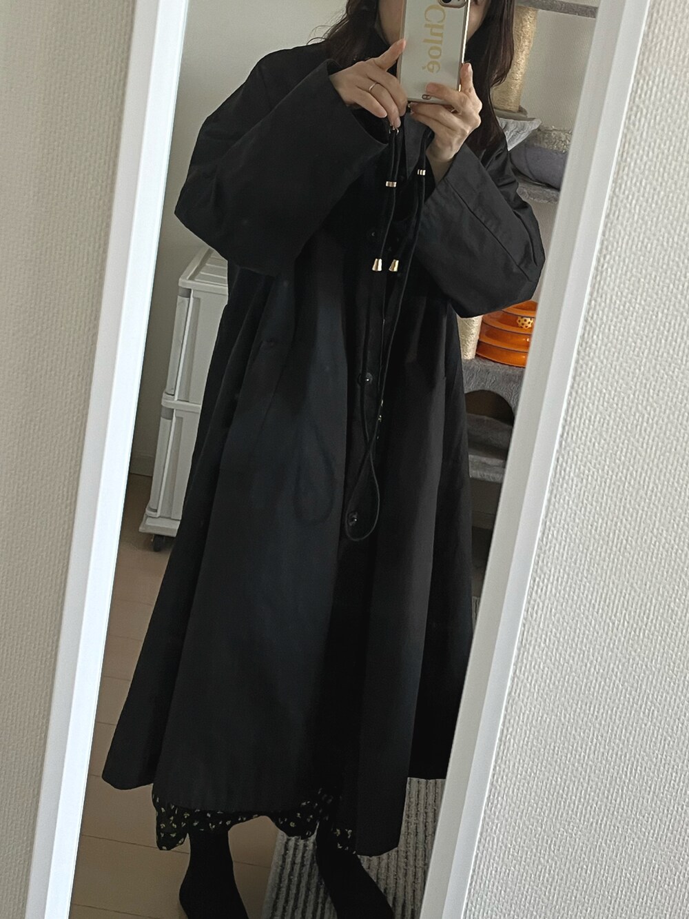 その他のワンピース、ブラック系のタイツ/ストッキング、ブラック系のインナーウェア/肌着を着用したレディースの冬コーディネートの2枚目の写真