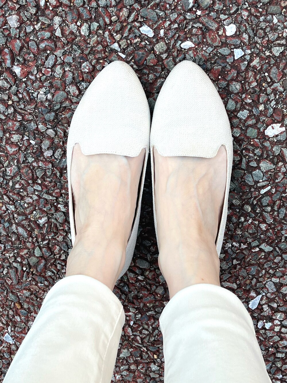 グリーン系のTシャツ/カットソー、ベージュ系のバッグ、ホワイト系のデニムパンツを着用したレディースの春コーディネートの2枚目の写真