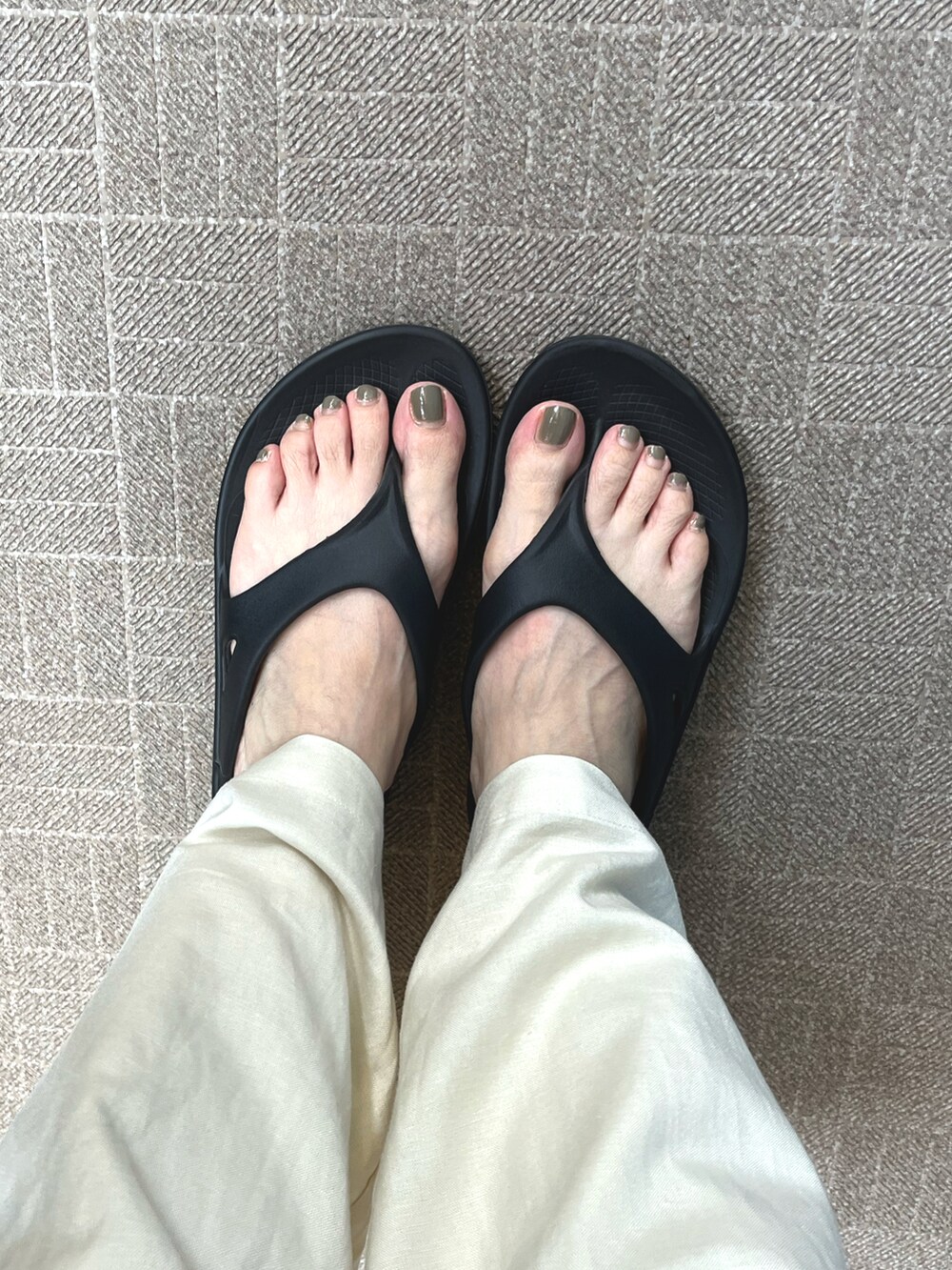 ホワイト系のサロペット/オーバーオール、ブラック系のTシャツ/カットソー、ブラック系のサンダルを着用したレディースの夏コーディネートの2枚目の写真