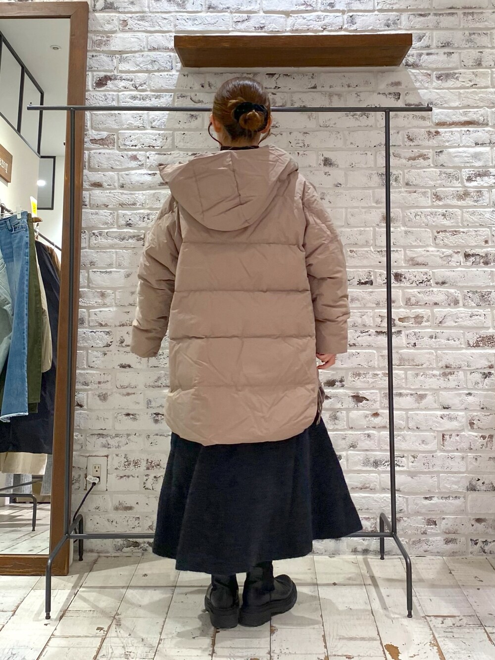 「ダウンコート、ダウン、冬コーデ、冬アウター、淡色コーデ、ロングワンピース、ニット、ニットワンピース、ブーツ、マイベストコーデ2024、きれいめカジュアル、シンプルコーデ、低身長、低身長コーデ、オトナ女子」｜「PUAL CE CINのフレンチダックダウンフードコート（ダウンジャケット/コート、ベージュ系）」を使った、yukaさん（レディース・153cm）の冬コーディネートの3枚目の写真