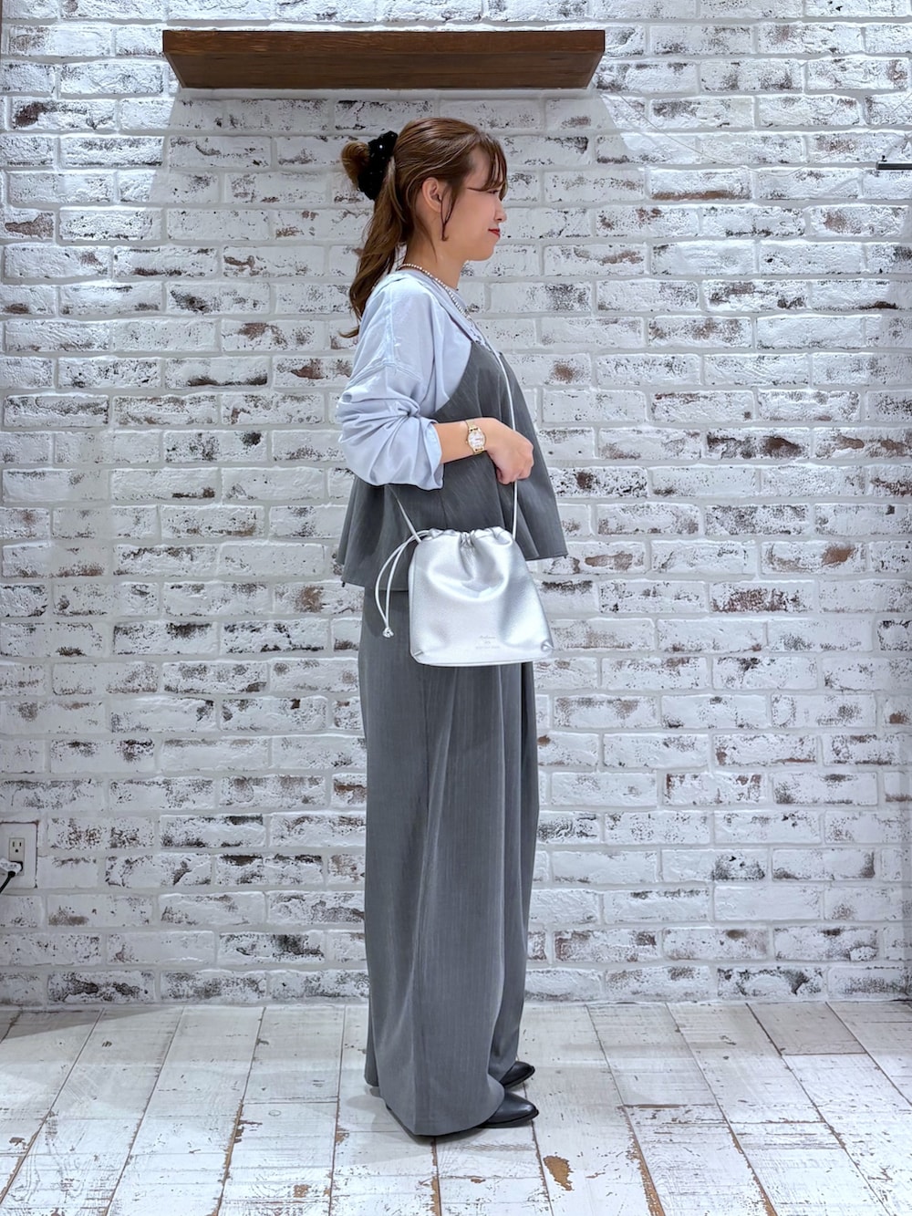 「ショルダーバッグ、セットアップ、ビスチェ、ワイドスラックス、ワイドパンツ、グレーコーデ、春コーデ、春夏コーデ、ブルー、淡色コーデ、淡色女子、きれいめカジュアル、キレイめ、きれいめ、低身長」｜「PUAL CE CINのフェイクレザー巾着バッグ（バッグ、シルバー系）」を使った、yukaさん（レディース・153cm）の春コーディネートの2枚目の写真