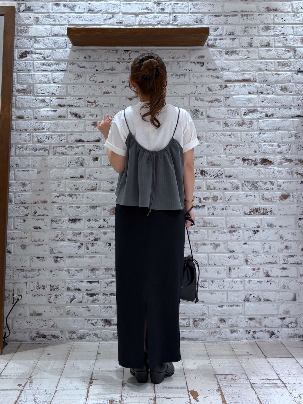 「モノトーン、モノトーンコーデ、レイヤードスタイル、ナロースカート、ビスチェ、Tシャツ、低身長、低身長コーデ、低身長女子、春夏コーデ、春コーデ、夏コーデ、巾着バッグ、きれいめカジュアル、キレイめ」｜「PUAL CE CINの【Du noir】ナロースカート（スカート、ブラック系）」を使った、yukaさん（レディース・153cm）の春コーディネートの3枚目の写真