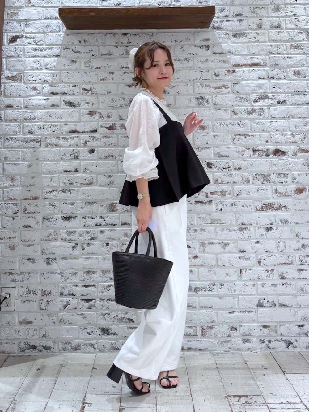 ホワイト系のスウェットパンツ、ホワイト系のシャツ/ブラウス、ベージュ系のベストを着用したレディースの春コーディネートの2枚目の写真