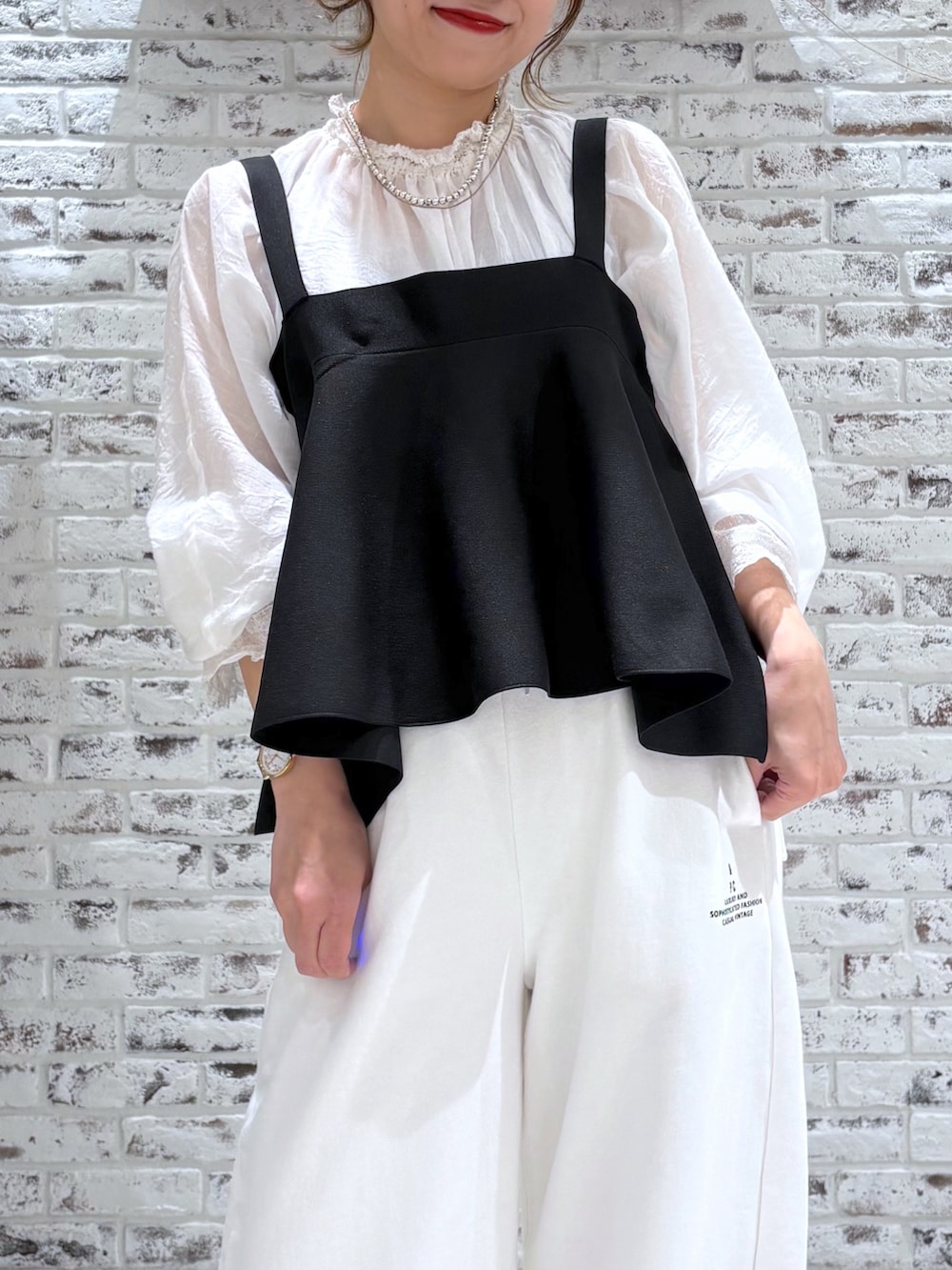 ホワイト系のスウェットパンツ、ホワイト系のシャツ/ブラウス、ベージュ系のベストを着用したレディースの春コーディネートの3枚目の写真