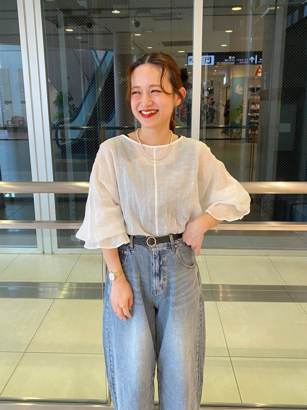 ブルー系のデニムパンツ、ホワイト系のシャツ/ブラウスを着用したレディースの夏コーディネートの3枚目の写真