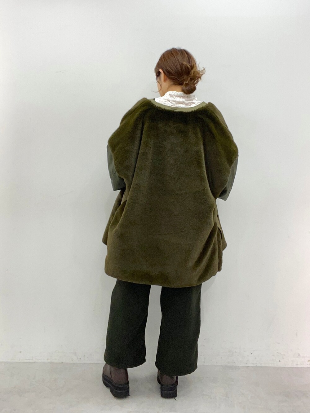 「WEARハロウィン2022、カーキ、秋コーデ、韓国ファッション、オーバーサイズ、休日コーデ、秋冬コーデ、冬コーデ、冬アウター、ファー、カジュアル、オトナカジュアル、今日のコーデ、お洒落さんとつながりたい、低身長」｜「PUAL CE CINの【Du noir】ツイード調サロペット（サロペット/オーバーオール、グリーン系）」を使った、yukaさん（レディース・153cm）の秋コーディネートの3枚目の写真