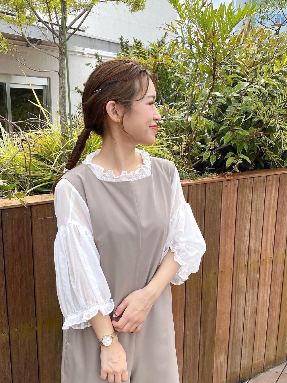 「シアーシャツ、シア―ブラウス、シアートップス、ワントーンコーデ、きれいめカジュアル、サロペット、シンプルコーデ、オトナ女子、カジュアル、お洒落さんとつながりたい、夏コーデ、シアー、オトナカジュアル、低身長コーデ、pualcecin」｜「PUAL CE CINの【Du noir】シンプルなのにサマになる大人洗練イージーサロペット（サロペット/オーバーオール、ベージュ系）」を使った、yukaさん（レディース・153cm）の夏コーディネートの2枚目の写真
