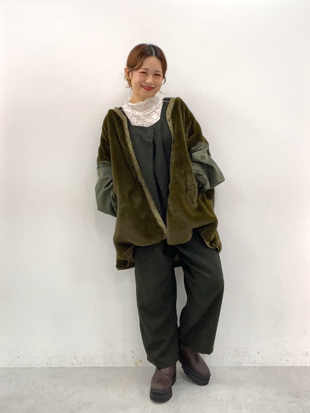 「WEARハロウィン2022、カーキ、秋コーデ、韓国ファッション、オーバーサイズ、休日コーデ、秋冬コーデ、冬コーデ、冬アウター、ファー、カジュアル、オトナカジュアル、今日のコーデ、お洒落さんとつながりたい、低身長」｜「PUAL CE CINの【Du noir】ツイード調サロペット（サロペット/オーバーオール、グリーン系）」を使った、yukaさん（レディース・153cm）の秋コーディネートの2枚目の写真