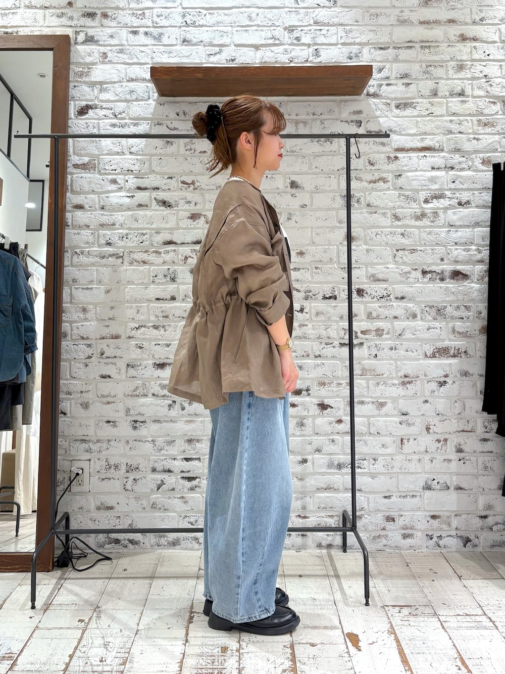 「大人カジュアル、最近のいい感じコーデ、春、シンプルスタイル、大人かわいい、デニムコーデ、ワイドパンツ、ワイドデニム、デニムパンツ、ジャケット、きれいめ、きれいめカジュアル、キレイめ、低身長、低身長コーデ」｜「PUAL CE CINの【低身長・高身長対応/サイズ展開】デニムカーブレッグパンツ（デニムパンツ、ブルー系）」を使った、yukaさん（レディース・153cm）の春コーディネートの3枚目の写真