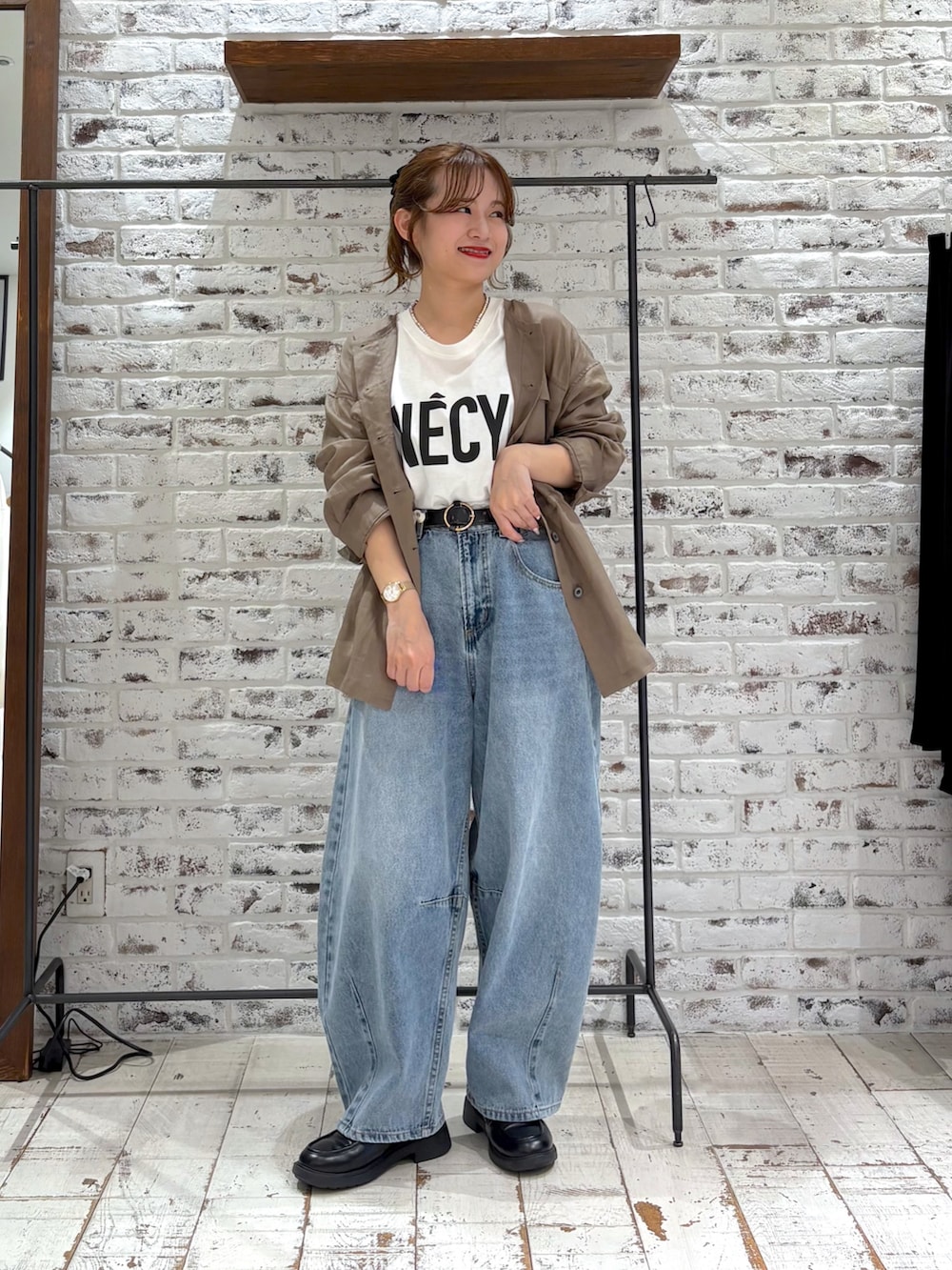 「大人カジュアル、最近のいい感じコーデ、春、シンプルスタイル、大人かわいい、デニムコーデ、ワイドパンツ、ワイドデニム、デニムパンツ、ジャケット、きれいめ、きれいめカジュアル、キレイめ、低身長、低身長コーデ」｜「PUAL CE CINの【低身長・高身長対応/サイズ展開】デニムカーブレッグパンツ（デニムパンツ、ブルー系）」を使った、yukaさん（レディース・153cm）の春コーディネートの2枚目の写真
