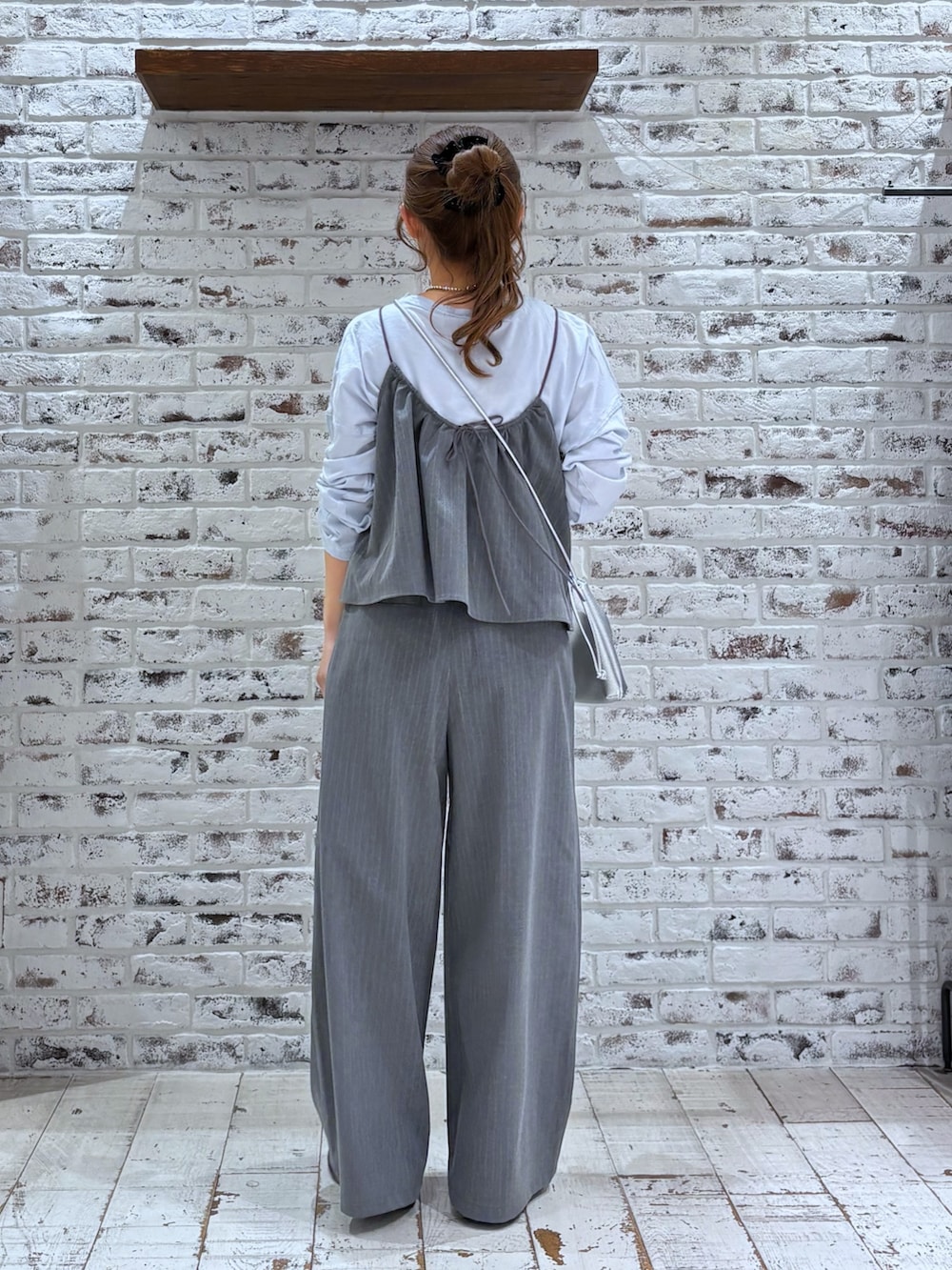 「ショルダーバッグ、セットアップ、ビスチェ、ワイドスラックス、ワイドパンツ、グレーコーデ、春コーデ、春夏コーデ、ブルー、淡色コーデ、淡色女子、きれいめカジュアル、キレイめ、きれいめ、低身長」｜「PUAL CE CINのフェイクレザー巾着バッグ（バッグ、シルバー系）」を使った、yukaさん（レディース・153cm）の春コーディネートの4枚目の写真