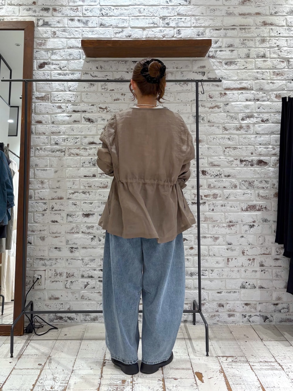 「大人カジュアル、最近のいい感じコーデ、春、シンプルスタイル、大人かわいい、デニムコーデ、ワイドパンツ、ワイドデニム、デニムパンツ、ジャケット、きれいめ、きれいめカジュアル、キレイめ、低身長、低身長コーデ」｜「PUAL CE CINの【低身長・高身長対応/サイズ展開】デニムカーブレッグパンツ（デニムパンツ、ブルー系）」を使った、yukaさん（レディース・153cm）の春コーディネートの4枚目の写真