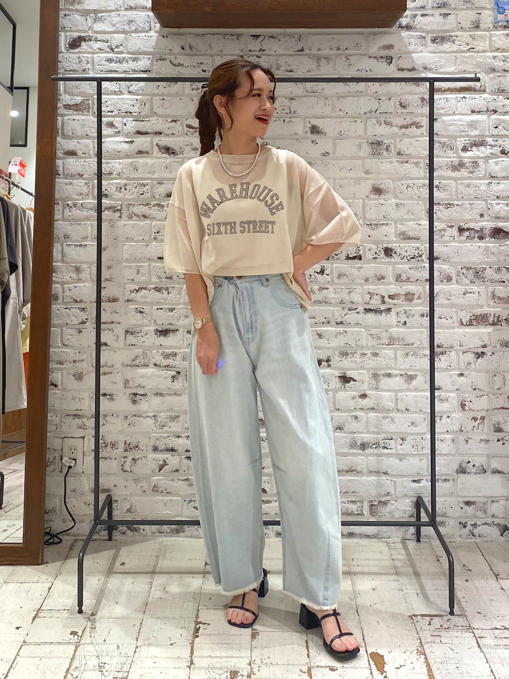 ブルー系のデニムパンツ、ホワイト系のタンクトップ、ホワイト系のニット/セーターを着用したレディースの夏コーディネートの3枚目の写真