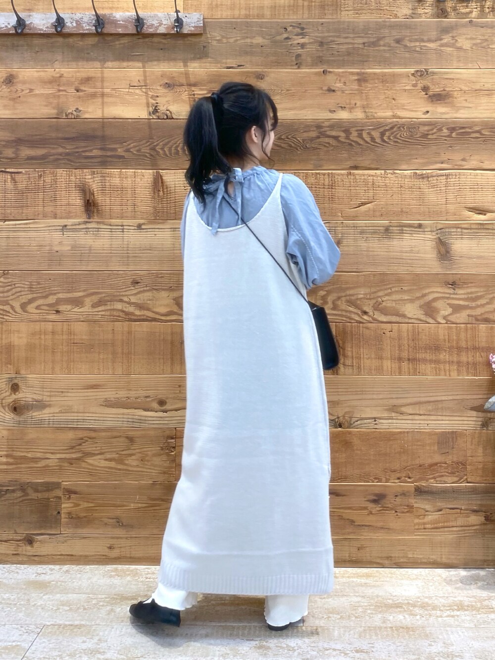 「オトナカジュアル、シンプル、ニットスカート、ニットワンピース、キャミワンピ、休日スタイル、大人コーデ、pualcecin、大人ガーリー、秋服、淡色コーデ、ミニバッグ、ootd、きれいめカジュアル、レイヤードスタイル」｜「PUAL CE CINの製品染め後ろリボンプルオーバーブラウス（シャツ/ブラウス、ブルー系）」を使った、yukaさん（レディース・153cm）の秋コーディネートの2枚目の写真