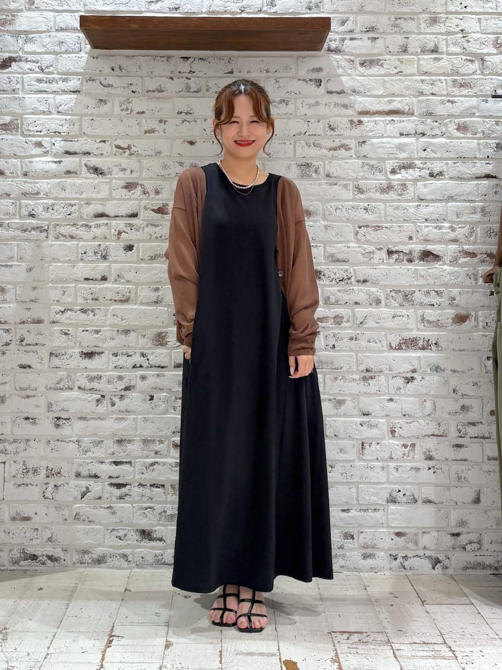 「ブラウン、ブラウンコーデ、ワンピースコーデ、ラクチンコーデ、低身長、低身長コーデ、低身長女子、カーディガン、カーディガンコーデ、カーディガン肩かけ、ブラックコーデ、ブラック、夏、夏コーデ、ワンピース」｜「PUAL CE CINのシルケット風カットソーワンピース（ワンピース、ブラック系）」を使った、yukaさん（レディース・153cm）の夏コーディネートの4枚目の写真