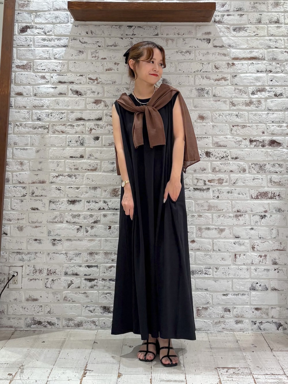 「ブラウン、ブラウンコーデ、ワンピースコーデ、ラクチンコーデ、低身長、低身長コーデ、低身長女子、カーディガン、カーディガンコーデ、カーディガン肩かけ、ブラックコーデ、ブラック、夏、夏コーデ、ワンピース」｜「PUAL CE CINのシルケット風カットソーワンピース（ワンピース、ブラック系）」を使った、yukaさん（レディース・153cm）の夏コーディネートの2枚目の写真