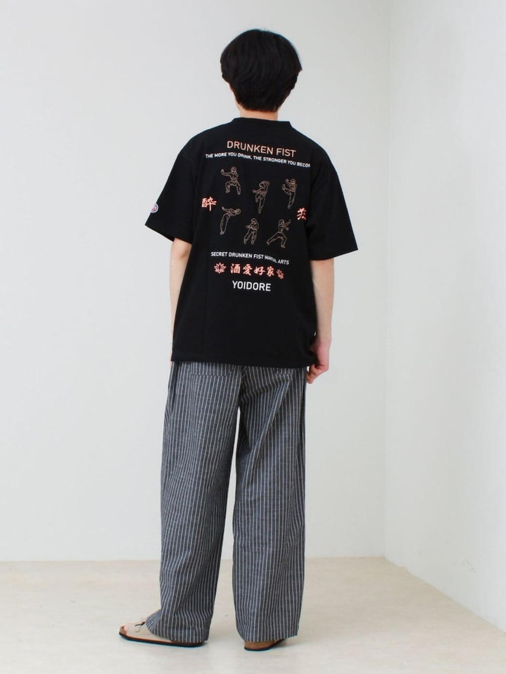 ブラック系のTシャツ/カットソー、ブラック系のその他パンツを着用したメンズの夏コーディネートの2枚目の写真