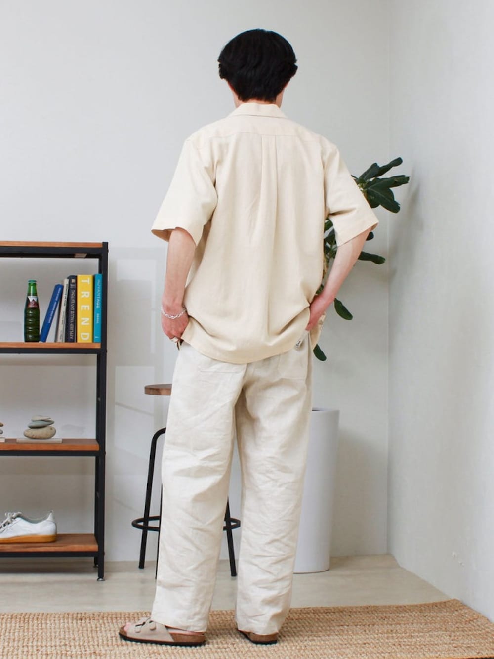 ホワイト系のその他パンツ、ベージュ系のシャツ/ブラウス、ブラウン系のTシャツ/カットソーを着用したメンズの夏コーディネートの2枚目の写真
