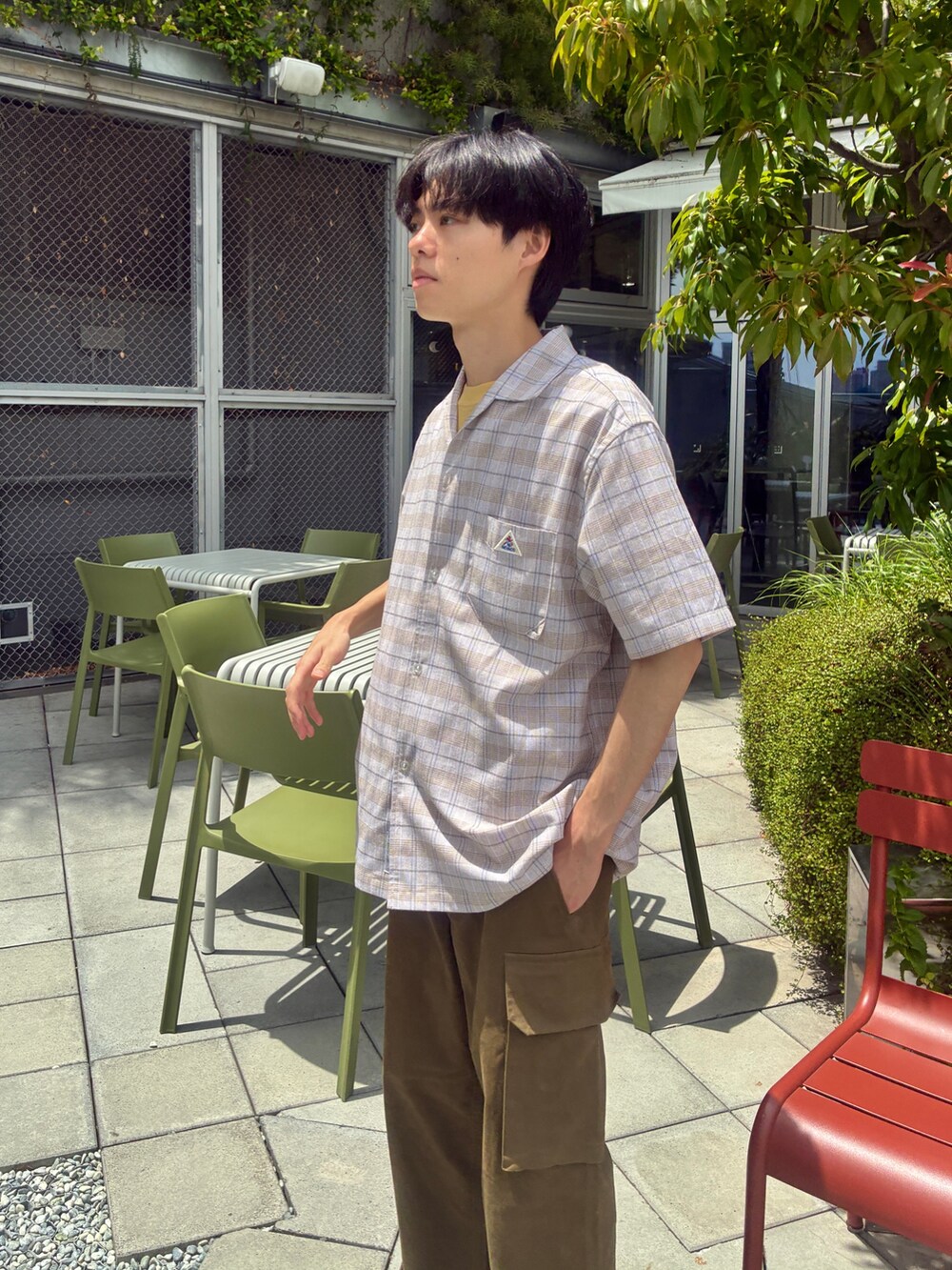 ベージュ系のシャツ/ブラウス、イエロー系のTシャツ/カットソーを着用したメンズの夏コーディネートの2枚目の写真