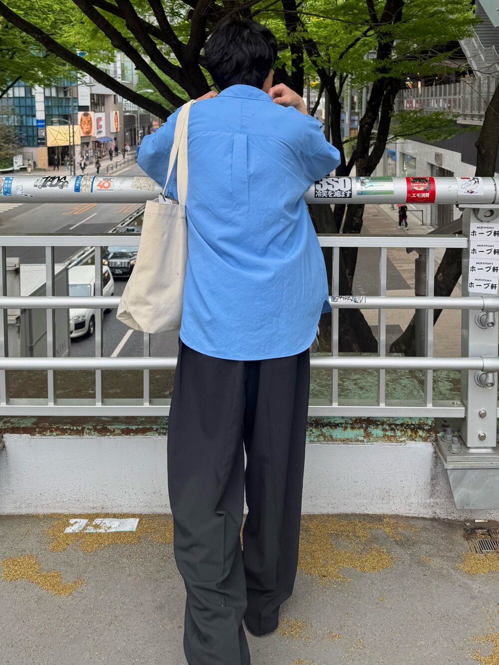 ブルー系のシャツ/ブラウス、ホワイト系のトートバッグ、グレー系のTシャツ/カットソーを着用したメンズの春コーディネートの3枚目の写真