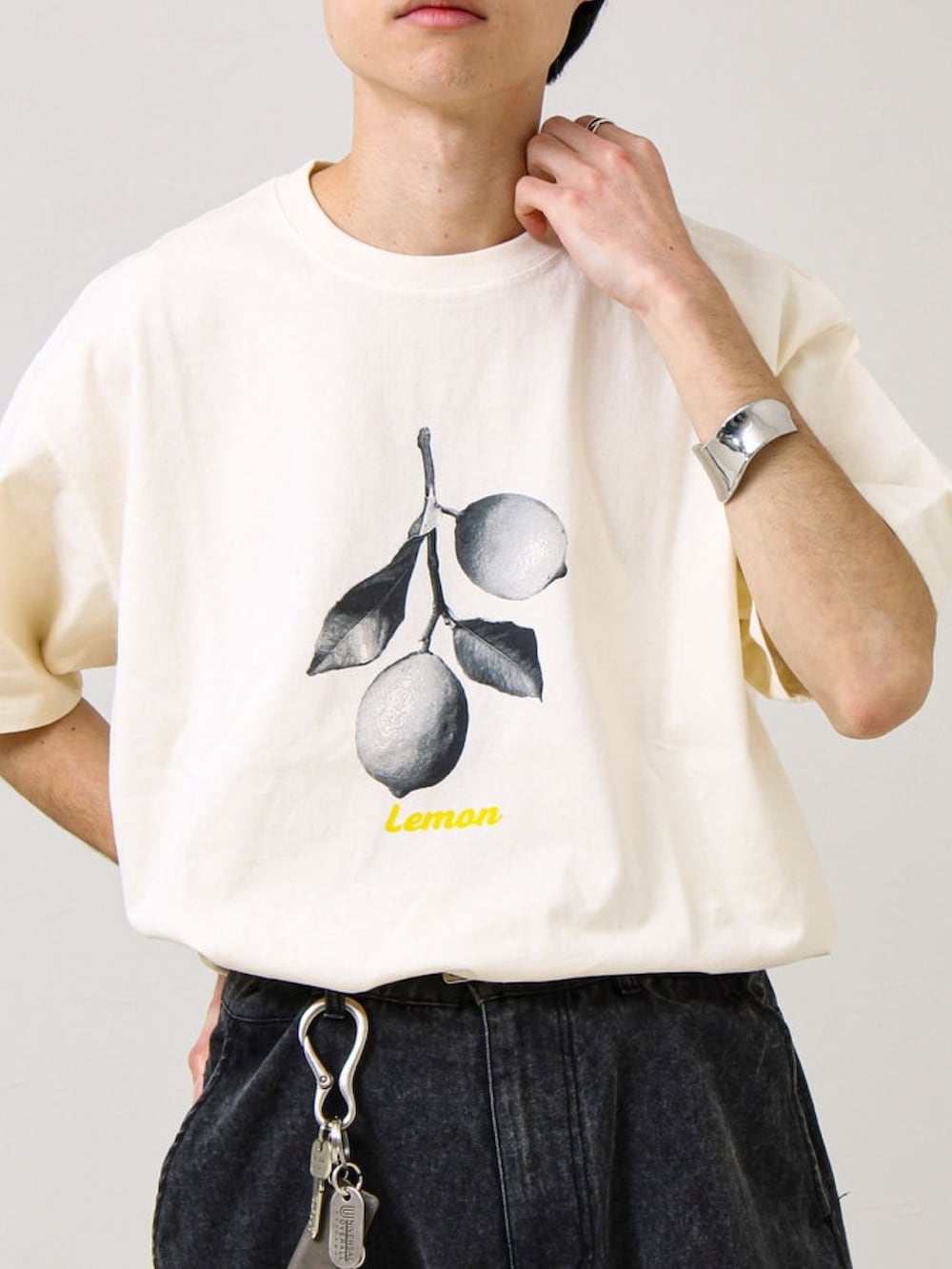 ホワイト系のTシャツ/カットソーを着用したメンズの春コーディネートの2枚目の写真