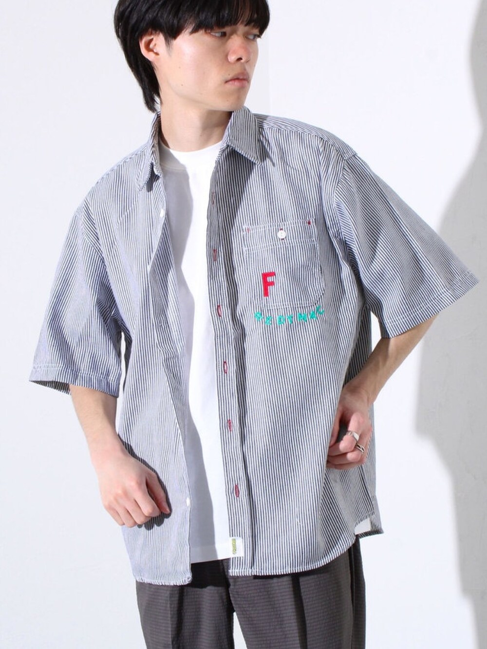 グレー系のその他パンツ、ホワイト系のシャツ/ブラウスを着用したメンズの夏コーディネートの2枚目の写真