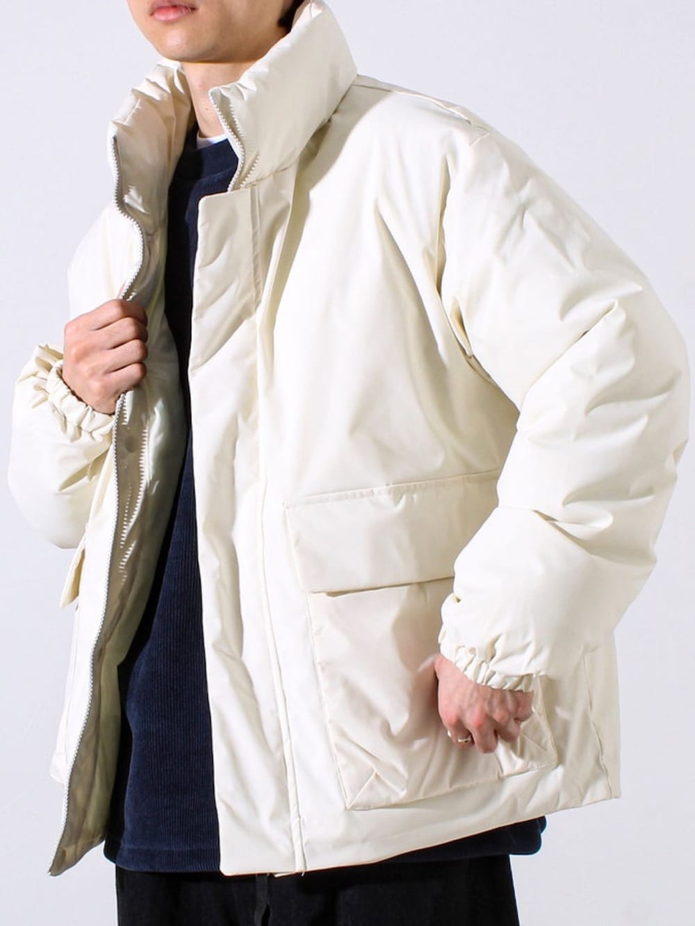 ブラック系のその他アウター、イエロー系のスニーカー、ブルー系のニットキャップ/ビーニーを着用したメンズの秋コーディネートの2枚目の写真