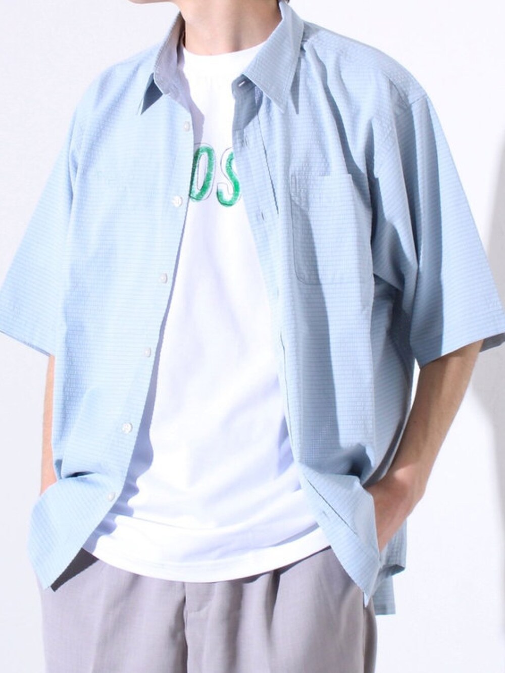 「ラコステ、LACOSTE、シャツスタイル、雨の日コーデ、お出かけコーデ、淡色コーデ、きれいめカジュアル、シンプルコーデ、初夏コーデ、夏コーデ、半袖シャツ、シンプルスタイル、大人コーデ、スラックスパンツ、スラックス」|「GLOSTERの【GLOSTER/グロスター】メッシュサッカー素材 GOODNESS刺繍 ショートスリーブシャツ(シャツ/ブラウス、ブルー系)」を使った、reさん(メンズ・173cm)の春コーディネートの2枚目の写真