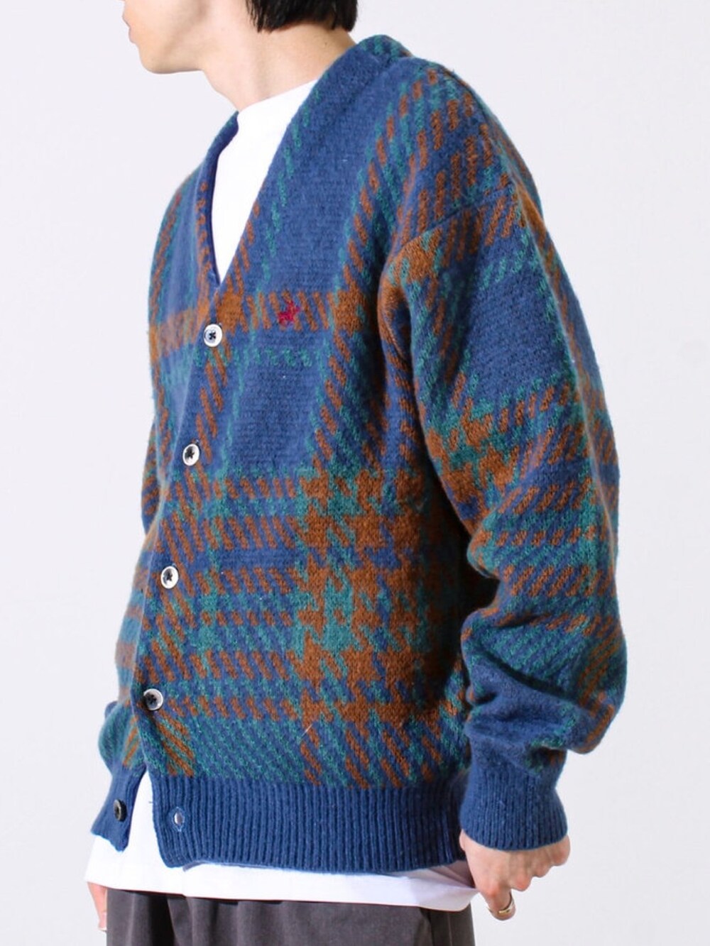 ブルー系のカーディガン/ボレロを着用したメンズの冬コーディネートの2枚目の写真