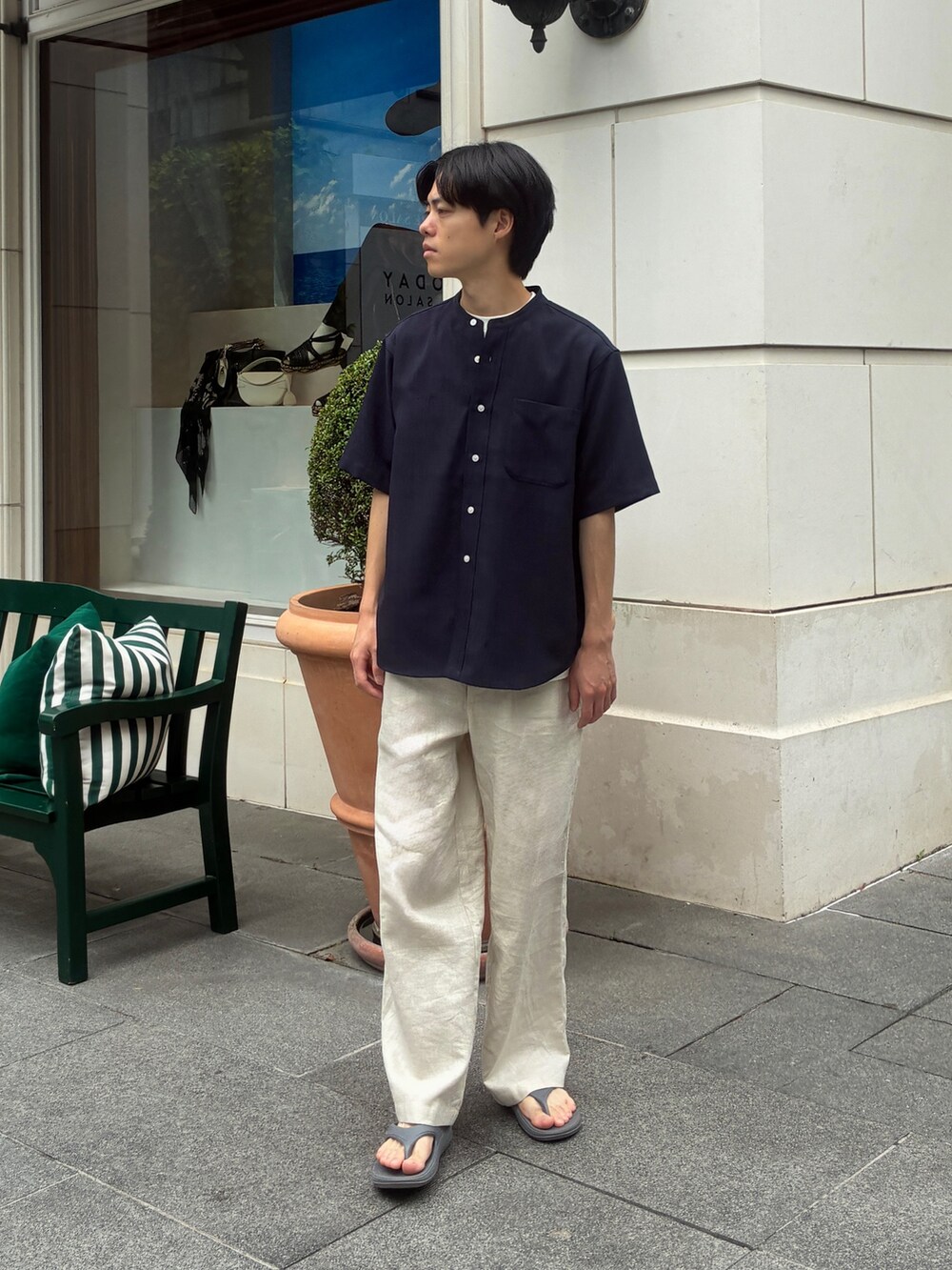 ブルー系のシャツ/ブラウス、ホワイト系のその他パンツを着用したメンズの夏コーディネートの3枚目の写真