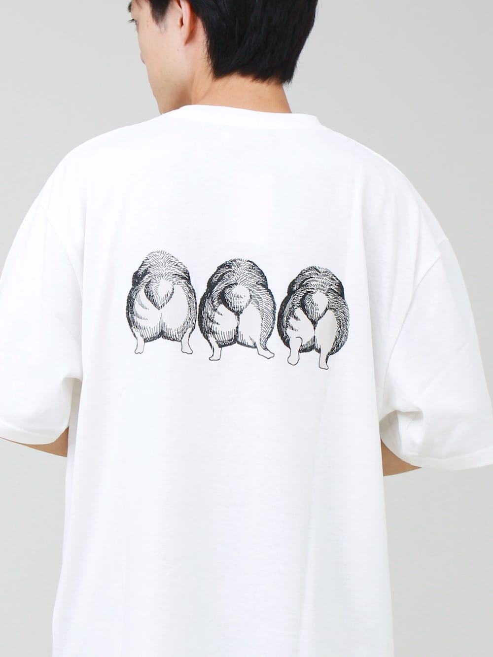 ベージュ系のその他パンツ、ホワイト系のTシャツ/カットソーを着用したメンズの夏コーディネートの2枚目の写真