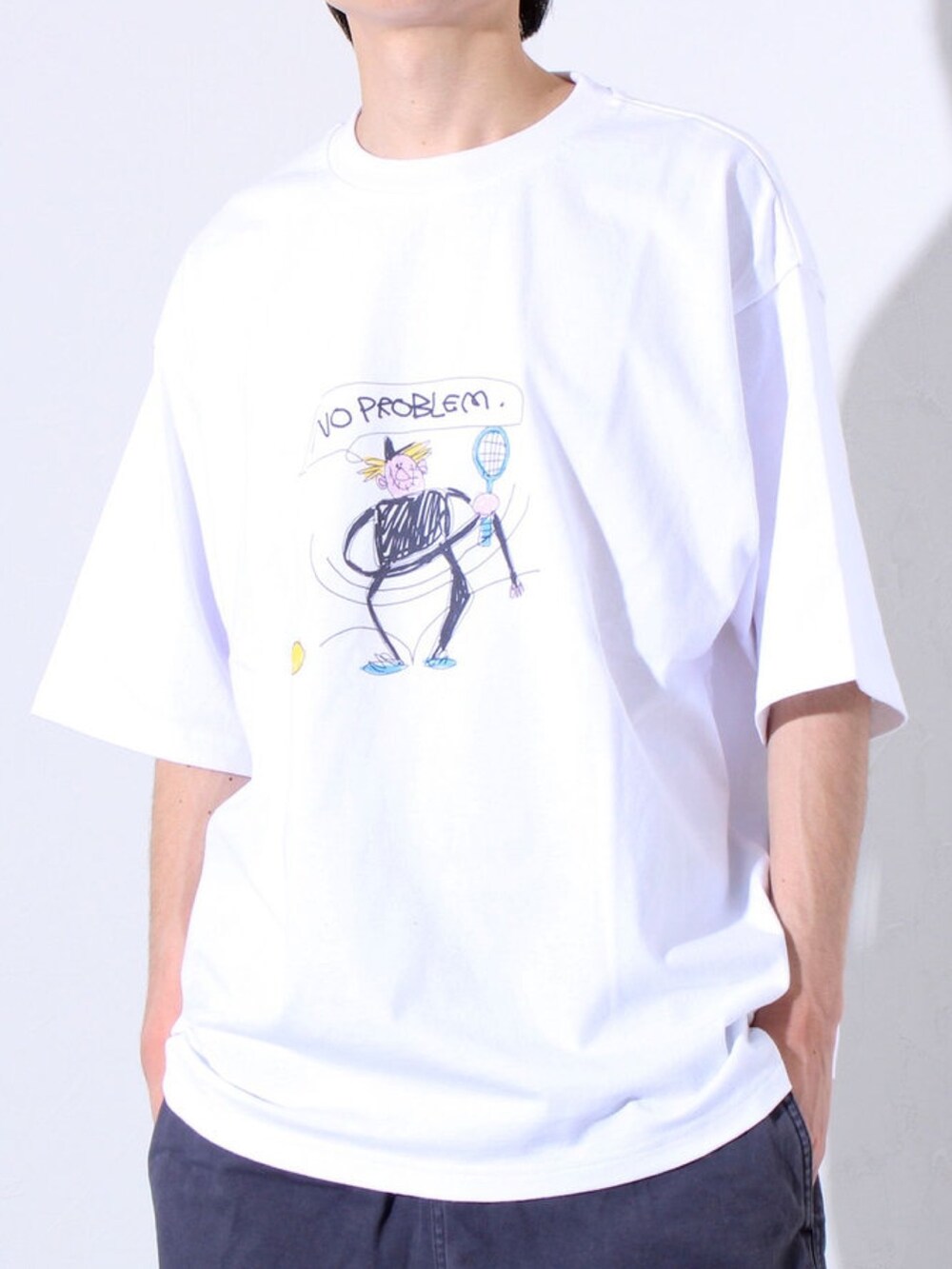 ホワイト系のTシャツ/カットソー、グレー系のその他パンツ、ブラック系のキャップを着用したメンズの春コーディネートの2枚目の写真