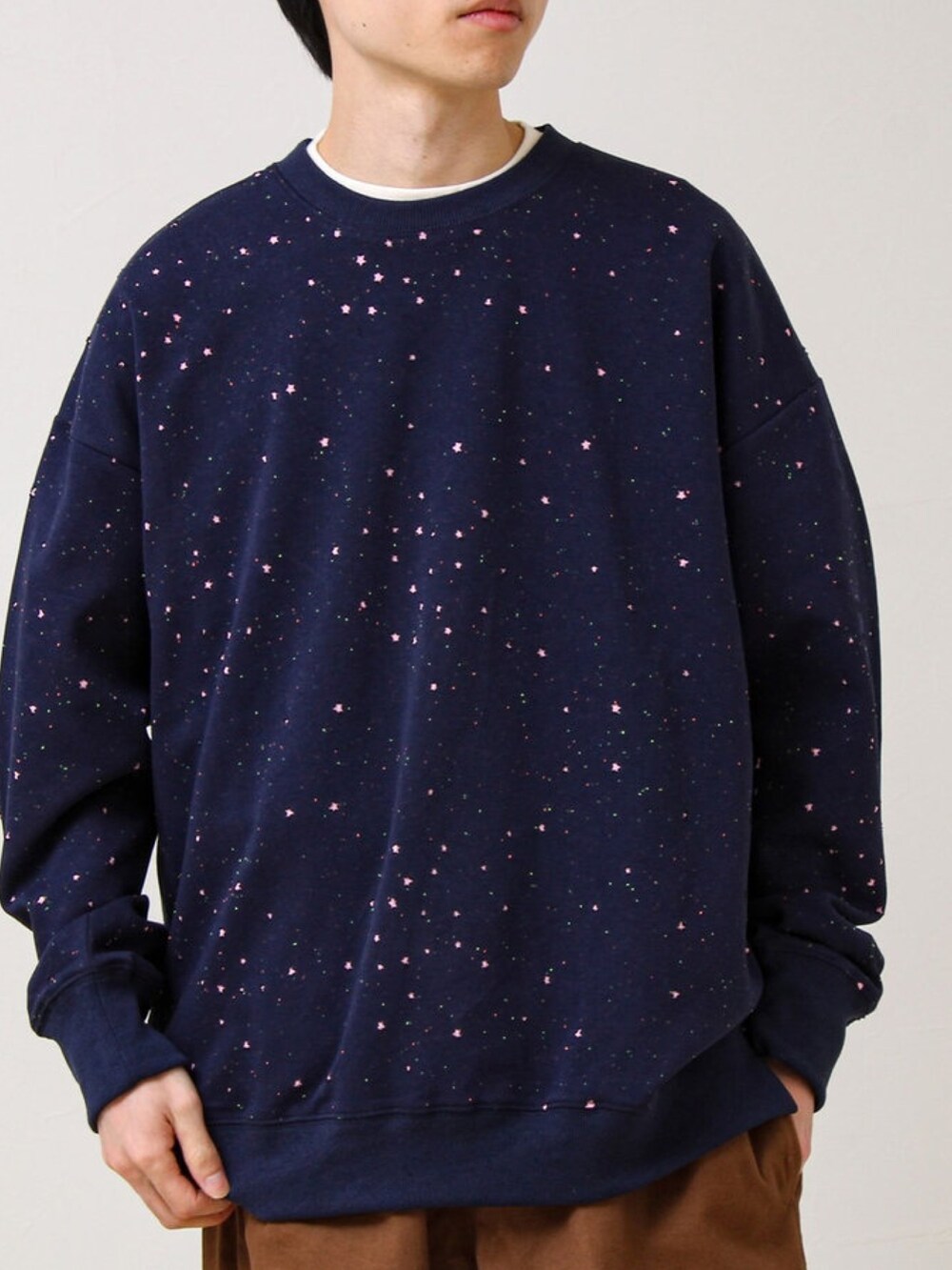 ブルー系のスウェットを着用したメンズの冬コーディネートの2枚目の写真