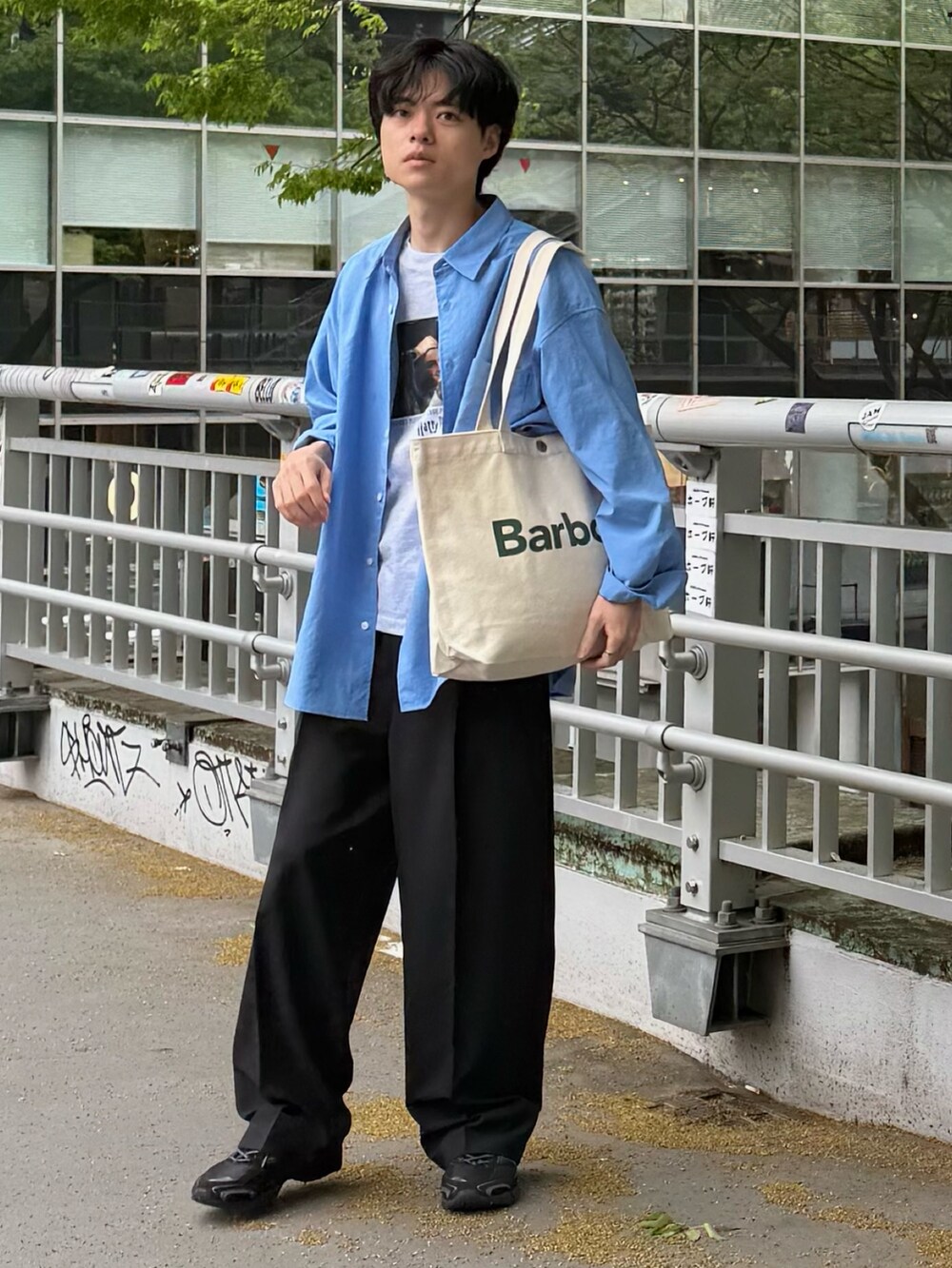 ブルー系のシャツ/ブラウス、ホワイト系のトートバッグ、グレー系のTシャツ/カットソーを着用したメンズの春コーディネートの2枚目の写真