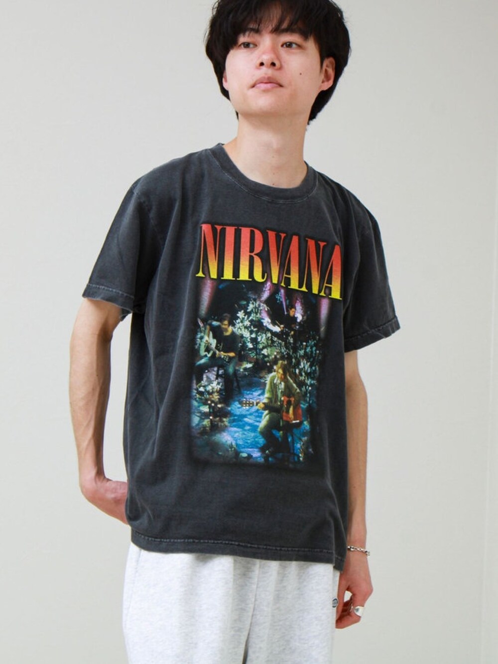 ブラック系のTシャツ/カットソー、グレー系のスウェットパンツ、ブラック系のサンダルを着用したメンズの春コーディネートの2枚目の写真