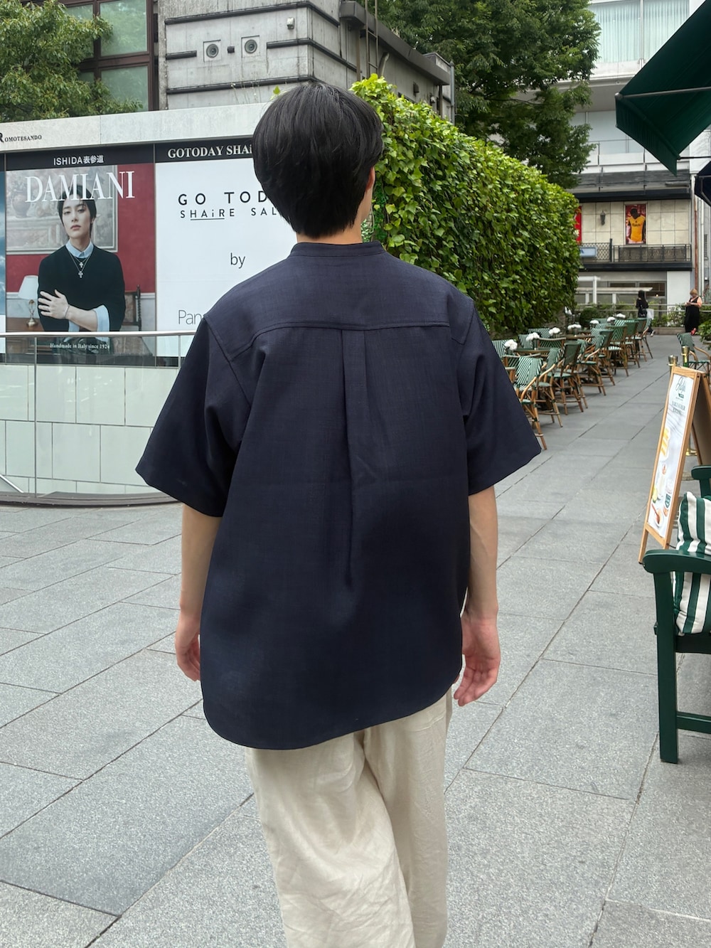 ブルー系のシャツ/ブラウス、ホワイト系のその他パンツを着用したメンズの夏コーディネートの4枚目の写真